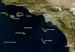 Satellitenaufnahme der Kanalinseln, mit Namen versehen