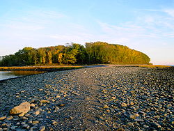 Charles Island im Herbst, im Vordergrund der Tombolo