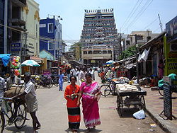 Straßenszene in Chidambaram, im Hintergrund der Nataraja-Tempel