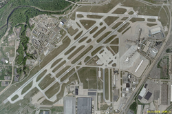 Satellitenbild des Flughafens.