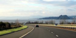 Die M8 bei Firth of Clyde gegenüber Dumbarton, kurz vor dem westlichen Ende