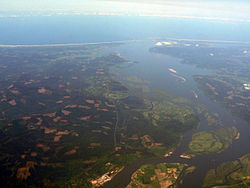 Luftbild der letzten Kilometer des Columbia vor der Mündung in den Pazifik: (Abgeschnitten) im Vordergrund Puget Island, dahinter Tenasillahe Island und Welch Island (rechte untere Bildecke)