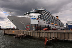 Die Costa Deliziosa im Hafen von Helsinki im Juni 2010