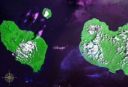 Die Dampier-Straße aus dem Weltraum. Westlich davon liegen Umboi-Insel und Sakar, östlich Neubritannien