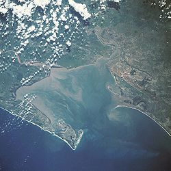 Lage von Inhaca in Süd-Mosambik: Maputo-Bucht aus dem Himmel im Januar 1990. Insel Inhaca und die Halbinsel Machangulo sind klar sichtbar in der unteren linken Ecke der Bucht
