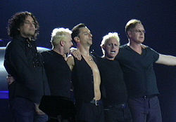 Depeche Mode (v.r.n.l.: Fletcher, Gore, Gahan mit Live-Besetzung Eigner, Gordeno) während der Tour Touring the Angel in Barcelona im Jahr 2006