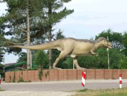Dinosaurier vor dem Eingang der Tolk-Schau