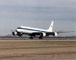 Douglas DC-8-72 der NASA kurz vorm aufsetzen
