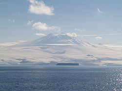 Big Razorback, der Mount Erebus im Hintergrund