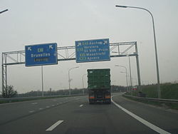 Abzweigungen der A602 in Richtung Brüssel und Aachen