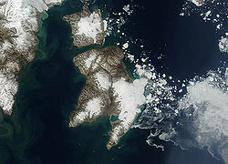 Satellitenbild von Edgeøya mit Barentsøya oben am Rand