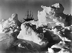 Die vom Eis eingeschlossene Endurance im Jahr 1915. Foto: Frank Hurley