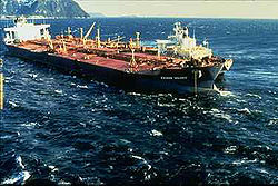 Die Exxon Valdez, drei Tage, nachdem sie auf ein Riff aufgelaufen war