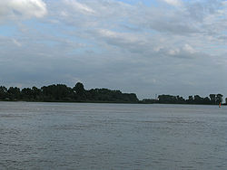 Weser mit Harriersand (links) und der Fährplate – hinter den Häusern der Fährplate das Kraftwerk Farge