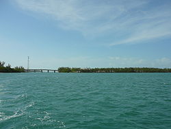 Der südliche Teil von Fleming Key und die Fleming Key Bridge, von Osten gesehen.