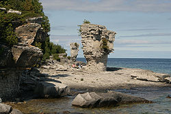 Felsformationen am Ufer von Flowerpot Island