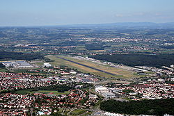 Luftaufnahme des Flughafengeländes