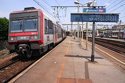 Ein Zug am Bahnhof Villeneuve-Saint-Georges