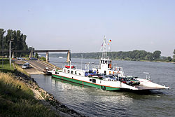 Fähre an der Anliegestelle in Gernsheim und im Hintergrund die Überreste der ehemaligen Brücke