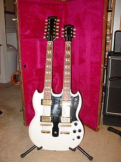 Ein Solidbody-Exemplar der Gibson ES-1275 in der Lackierung Alpine White