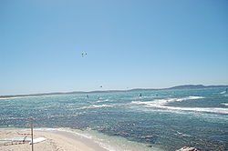 Kite- & Windsurfer am Strand von Giens