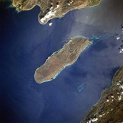 Satellitenaufnahme der Insel. Anse-à-Galets am oberen Rand der Insel rechts. Bild nicht genordet!