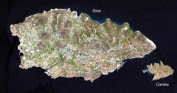 Satellitenbild von Gozo (links) und Comino (rechts)