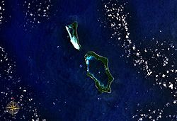 Satellitenbild der Green IslandsNissan ist die große Hauptinsel, im Norden, Osten und Süden des unteren Atolls