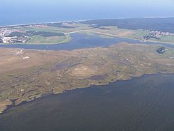 Luftbild der Insel Kirr (Vordergrund) und Zingst (Hintergrund)
