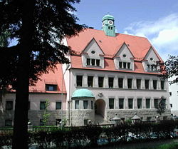 Der unter Denkmalschutz stehende Altbau des Gymnasiums in Münchberg