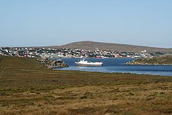 Gypsy’s Cove auf Ostfalkland, im Hintergrund der Hauptort Stanley