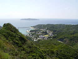 Blick auf den Oki-Hafen. Im Hintergrund die Insel Mukojima