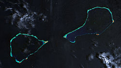 Landsat-Falschfarbenbild der Hall-Inseln mit Nomwin (links) und Murilo (rechts)