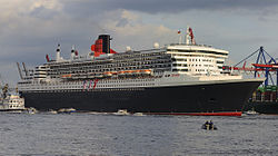 Die Queen Mary 2 am Kreuzfahrtterminal des Hamburger Hafens