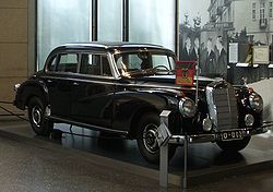 Der 1951 an das Bundeskanzleramt gelieferte Dienstwagen von Konrad Adenauer im Haus der Geschichte in Bonn