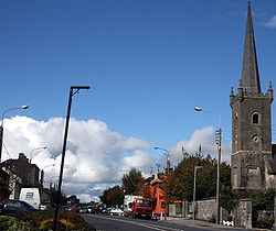 Mainstreet von Ballymahon mit St. Catherine's Church