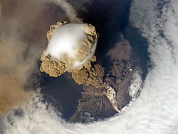NASA/ISS-Aufnahme vom Ausbruch des Sarytschew am 12. Juni 2009