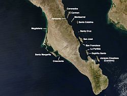 Satelliten-Karte mit den Inseln im Süden des Golfs von KalifornienSanta Cruz etwa in der Mitte
