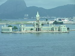 Ansicht der Ilha Fiscal von der Bucht von Guanabara