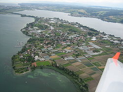 Schrägluftbild: Ostteil der Insel Reichenau, links im Hintergrund östlich des Reichenauer Damms der Triboldingerbohl