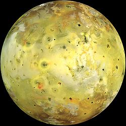 Jupitermond Io, aufgenommen aus einer Entfernung von 130.000 km von der Raumsonde Galileo am 3. Juli 1999