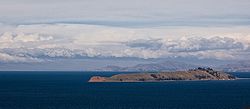 Isla de la Luna im Titicacasee, von der benachbarten Insel Isla del Sol fotografiert
