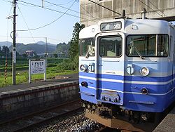 Baureihe 115 der Echigo-Linie am Bahnhof Izumozaki