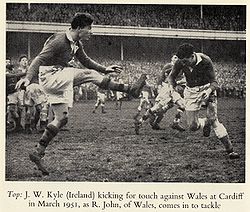 Jack Kyle (links) 1951 im Spiel gegen Wales
