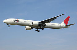 Eine Boeing 777-300 der JAL in älterer Lackierung