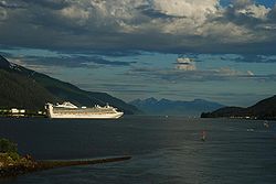 Kreuzfahrtschiff im Hafen von Juneau