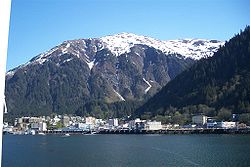 Die Stadt und der Mount Juneau