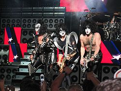 Kiss live in Boston, 2004,v.l.n.r.: Gene Simmons, Tommy Thayer, Paul Stanley und Eric Singer