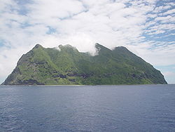 Kita-Iwojima von See aus gesehen