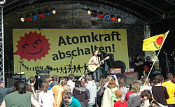 Dota Kehr solo bei der Kundgebung zur KettenreAktion in Elmshorn am 24. April 2010